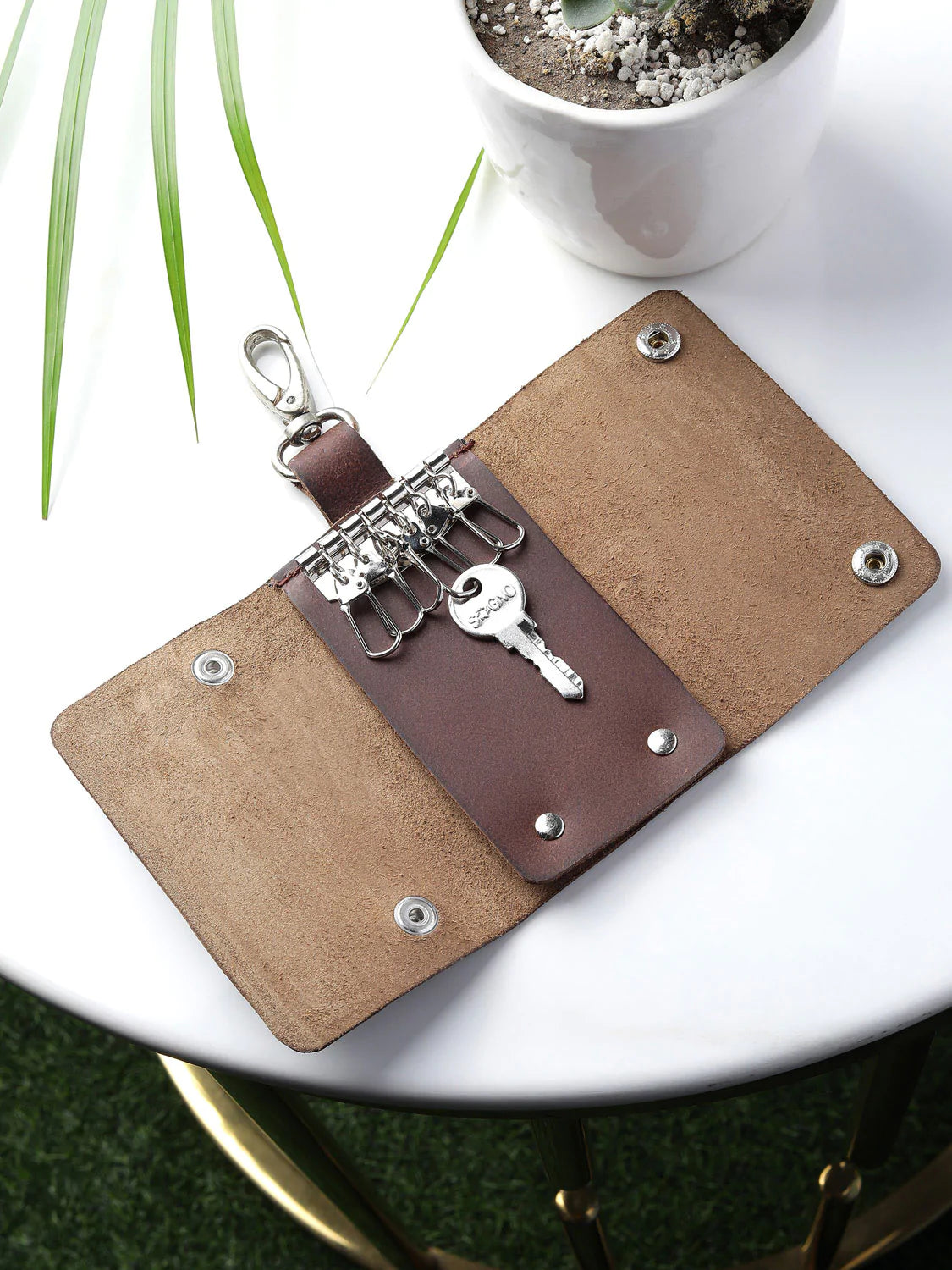 oil pull up brown key holder